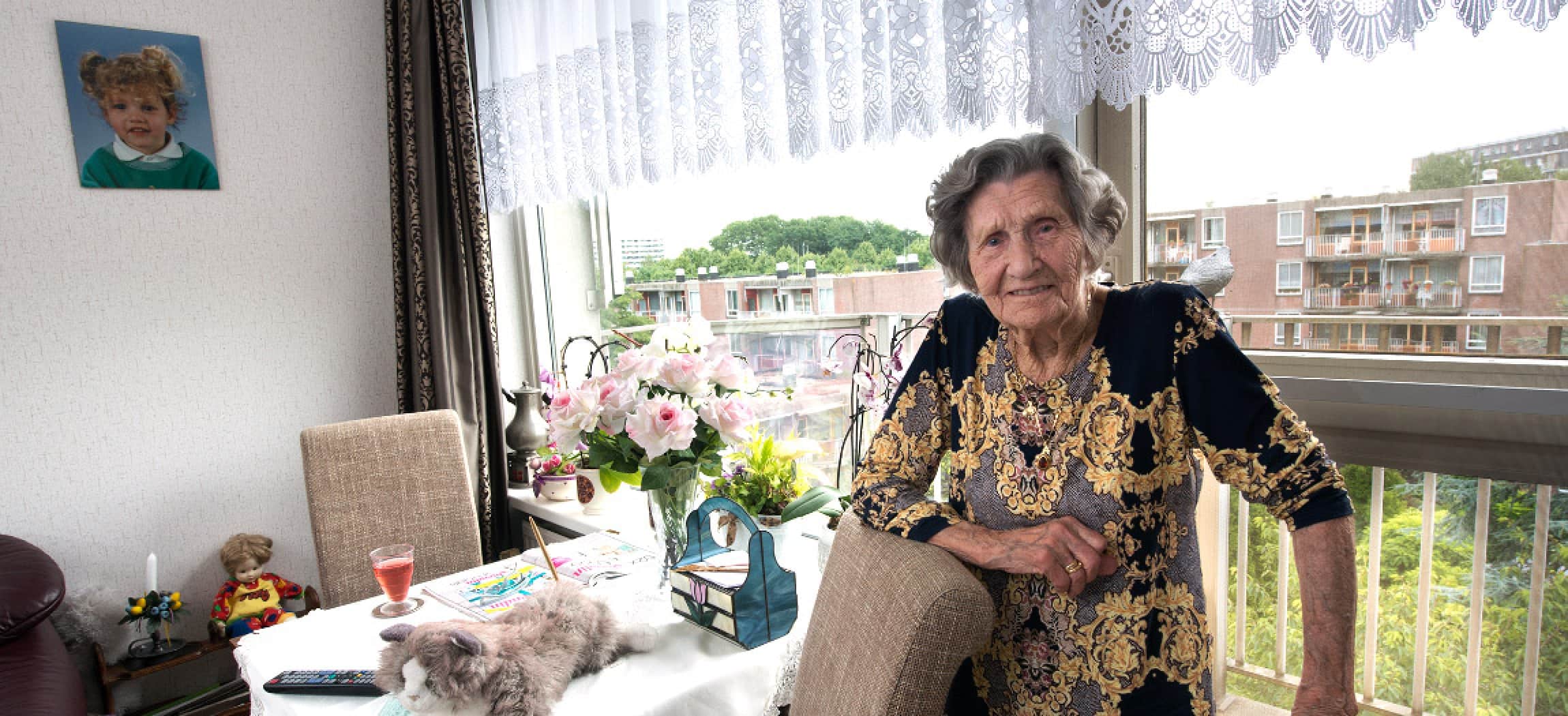 Trotse vrouw in gezellig appartement in een verzorgingshuis