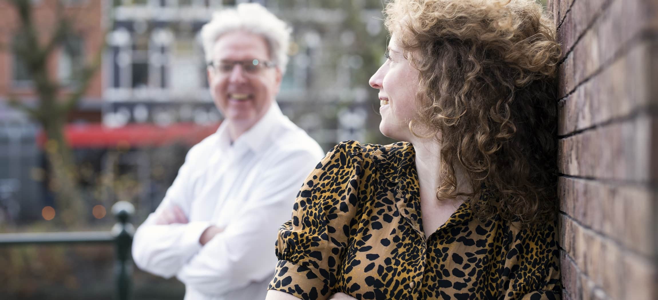 René en Daphne van de participatieraad De Makroon staan buiten op de gracht