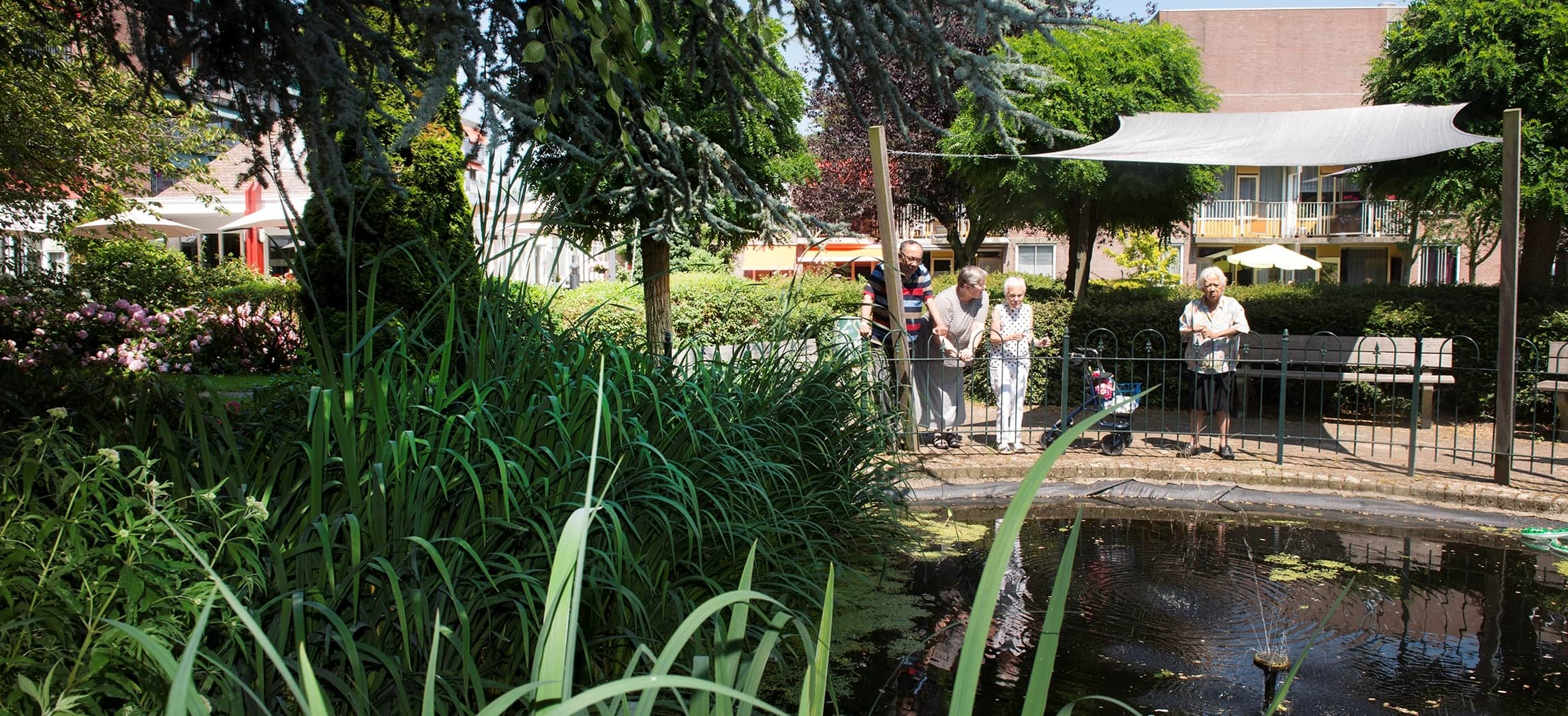 De mooie tuin van woonzorgcentrum De Venser in Amsterdam Zuidoost - De Venserpolder