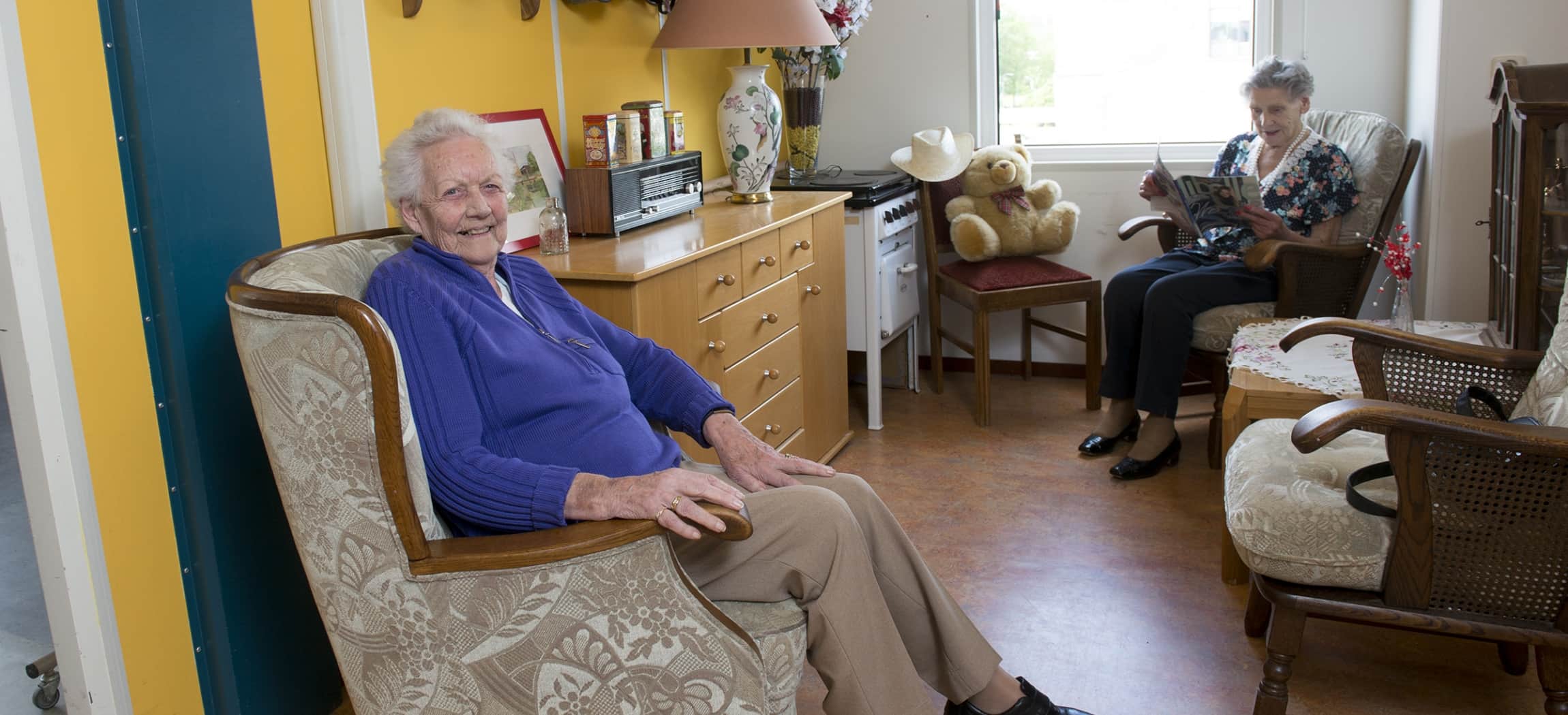 Twee dames zitten bij elkaar