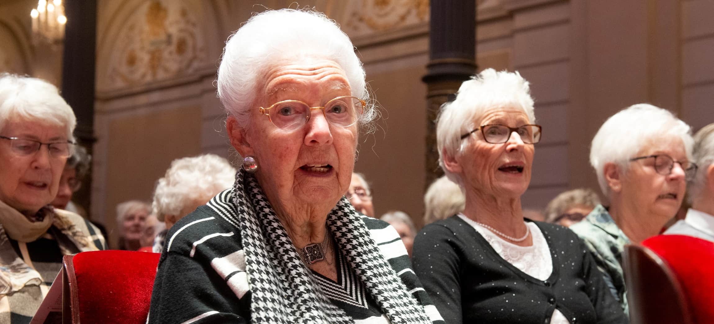 Zingende dames tijdens het Amstelring Kerstconcert 2018 in het Concertgebouw Amsterdam