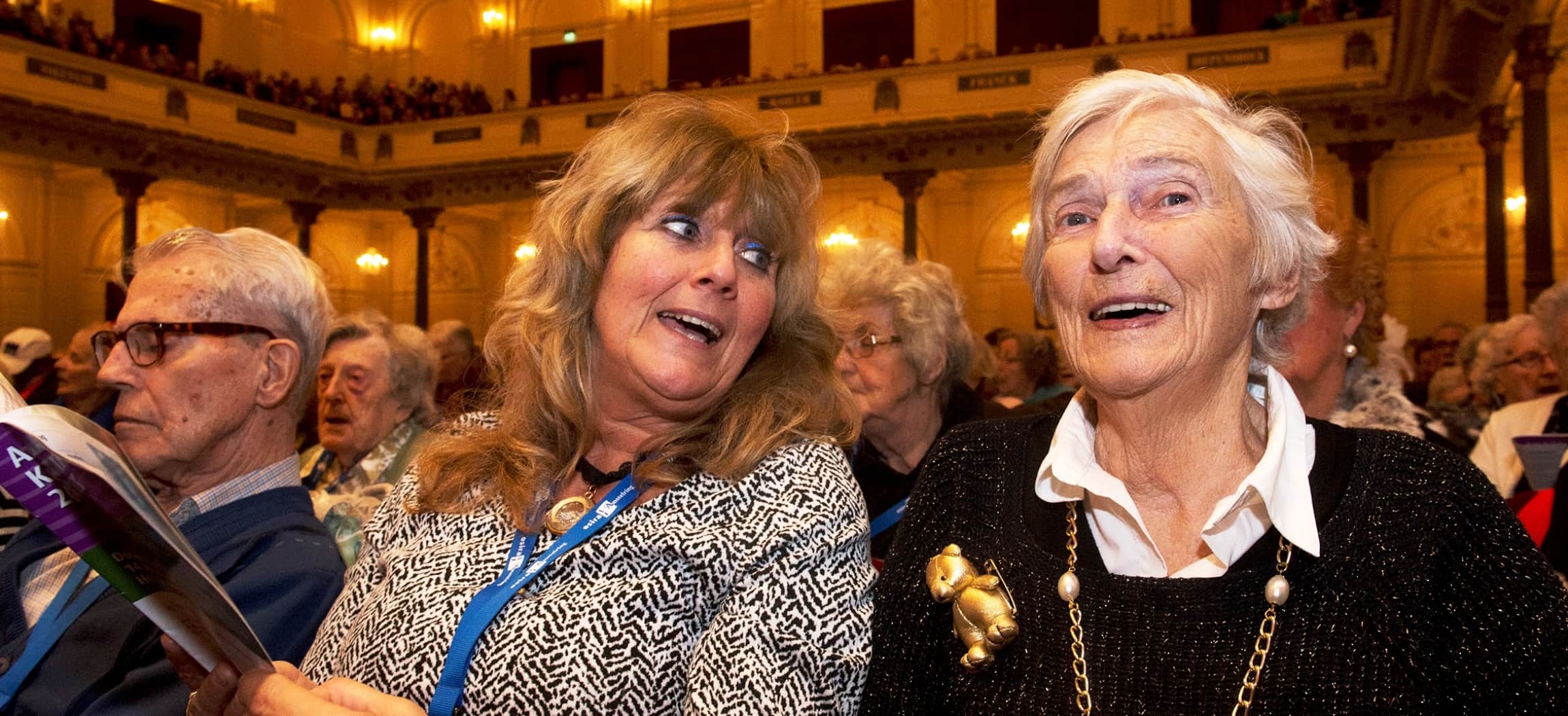 Twee vrouwen zingen mee tijdens optreden in Concertgebouw Amsterdam
