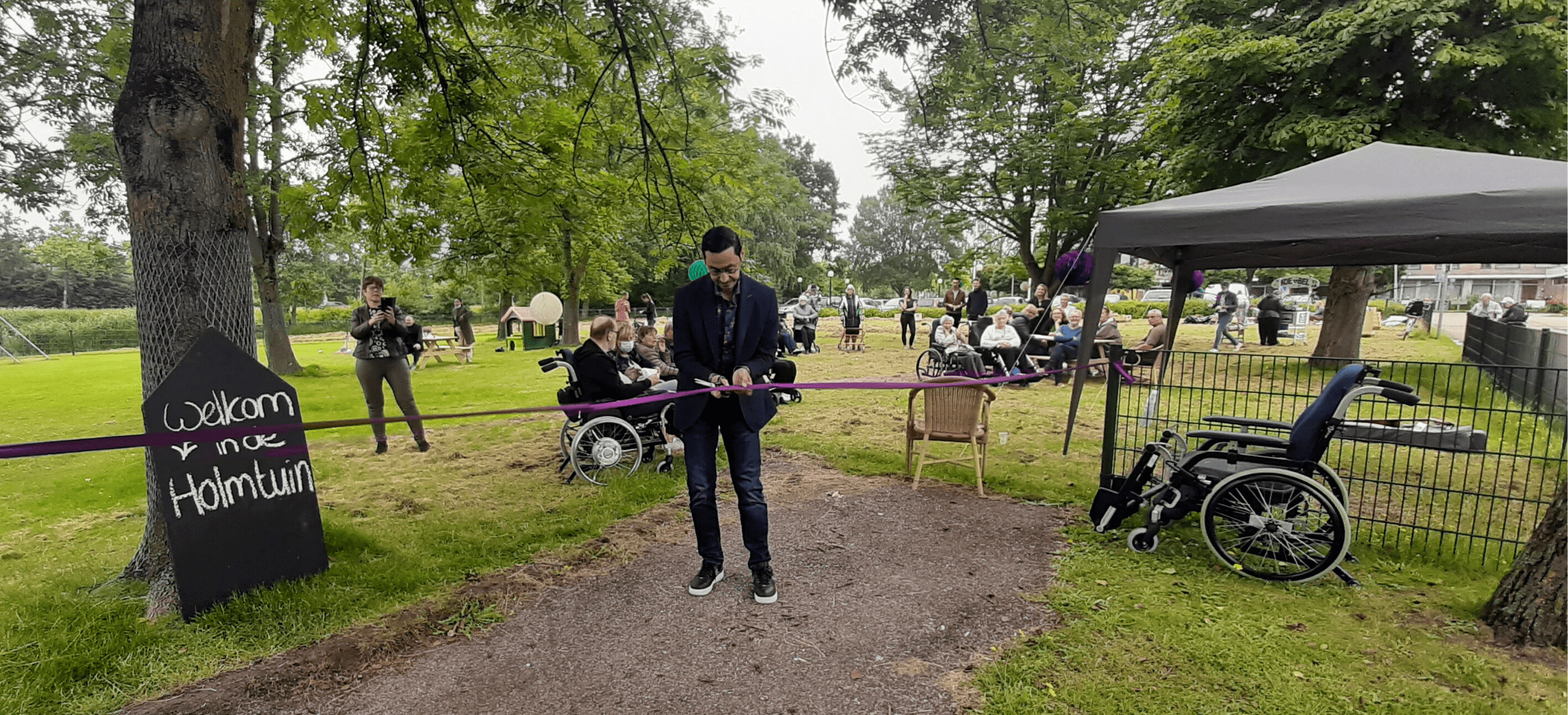 Fouad Sidali, wethouder in Haarlemmermeer opent de Buurtbieb en Holmtuin in Bornholm Hoofddorp