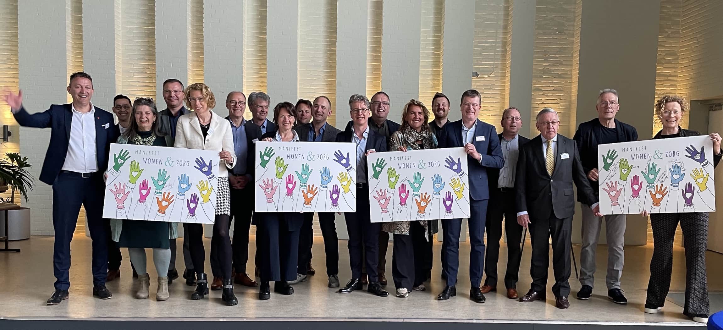 Ondertekenaars van het manifest ‘Samen leven, wonen en zorgen in Haarlemmermeer’ staan op het podium