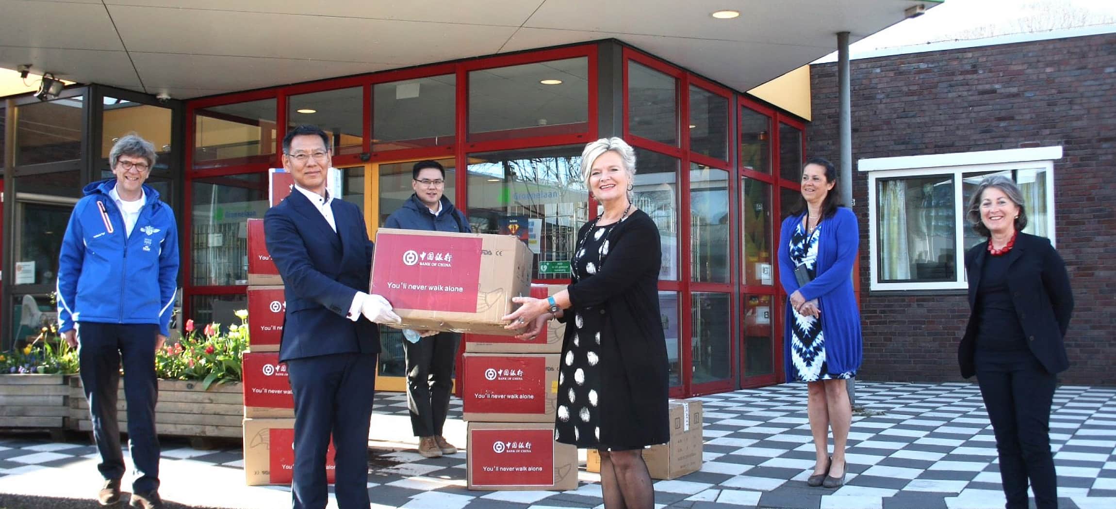 Afbeelding van Blij met gift Bank of China