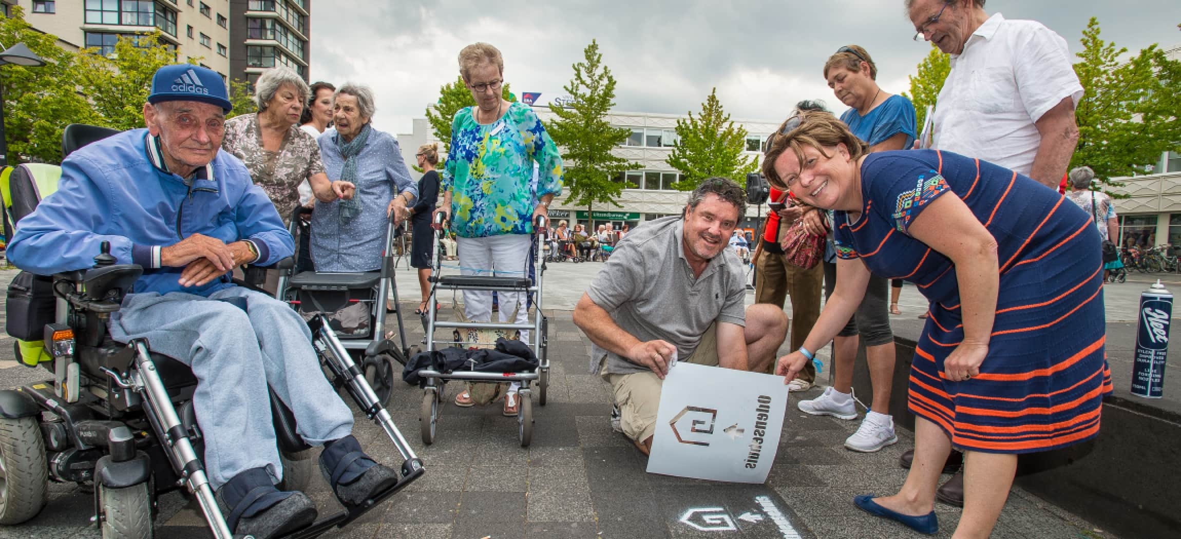 Stadsdeelbestuurder Esther Lagendijk opent de looproute tussen het Odensehuis en Winkelcentrum Boven IJ in Amsterdam Noord