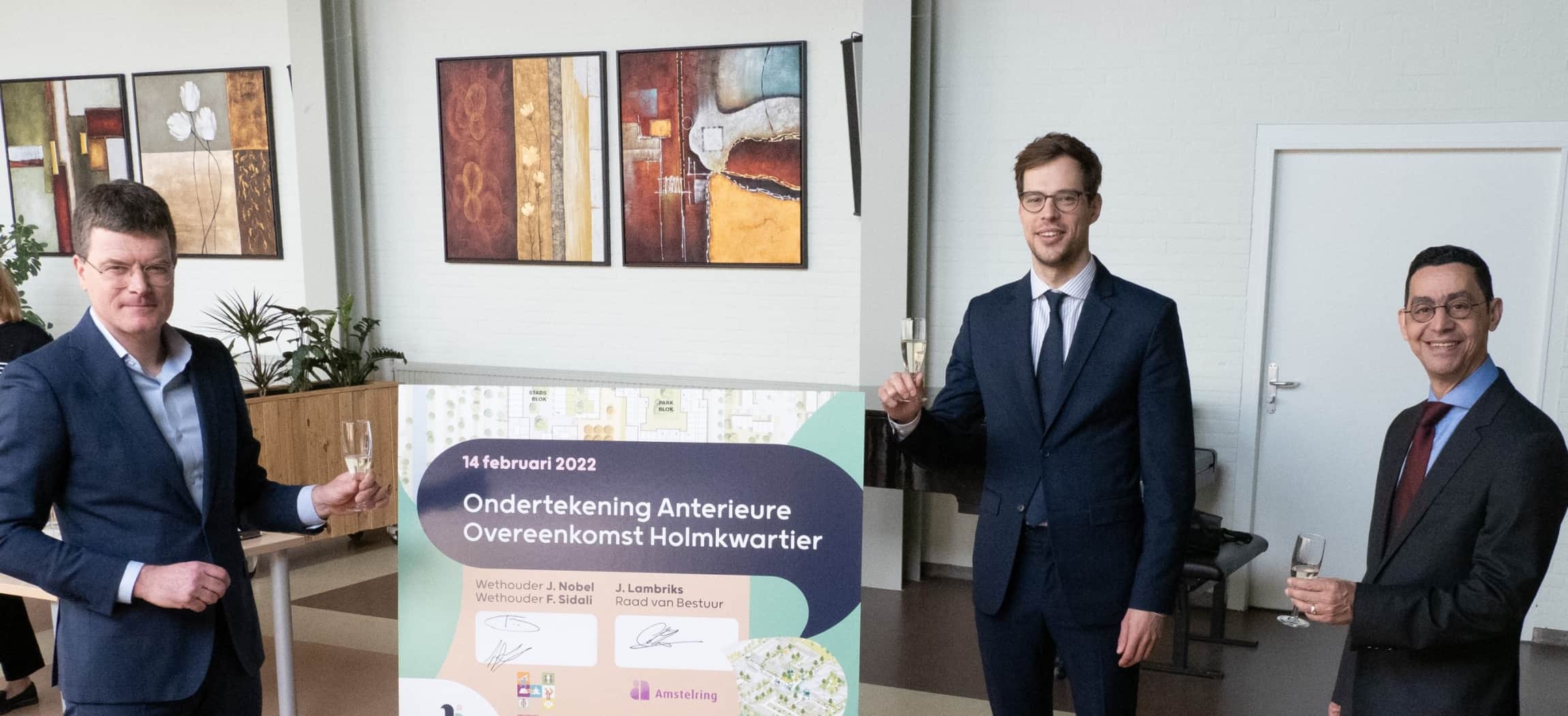 Jeroen Lambriks, bestuurder van Amstelring en wethouders heffen een glas op de ondertekening van de overeenkomst