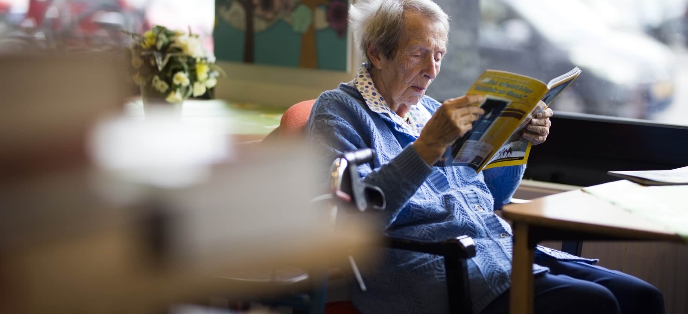 oudere dame leest