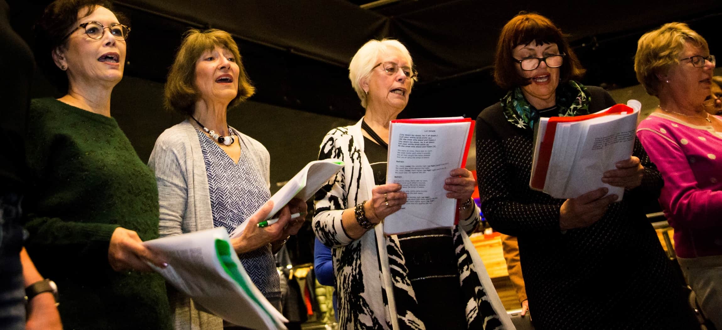 Vrouwen tijdens koor repetitie als dagbesteding