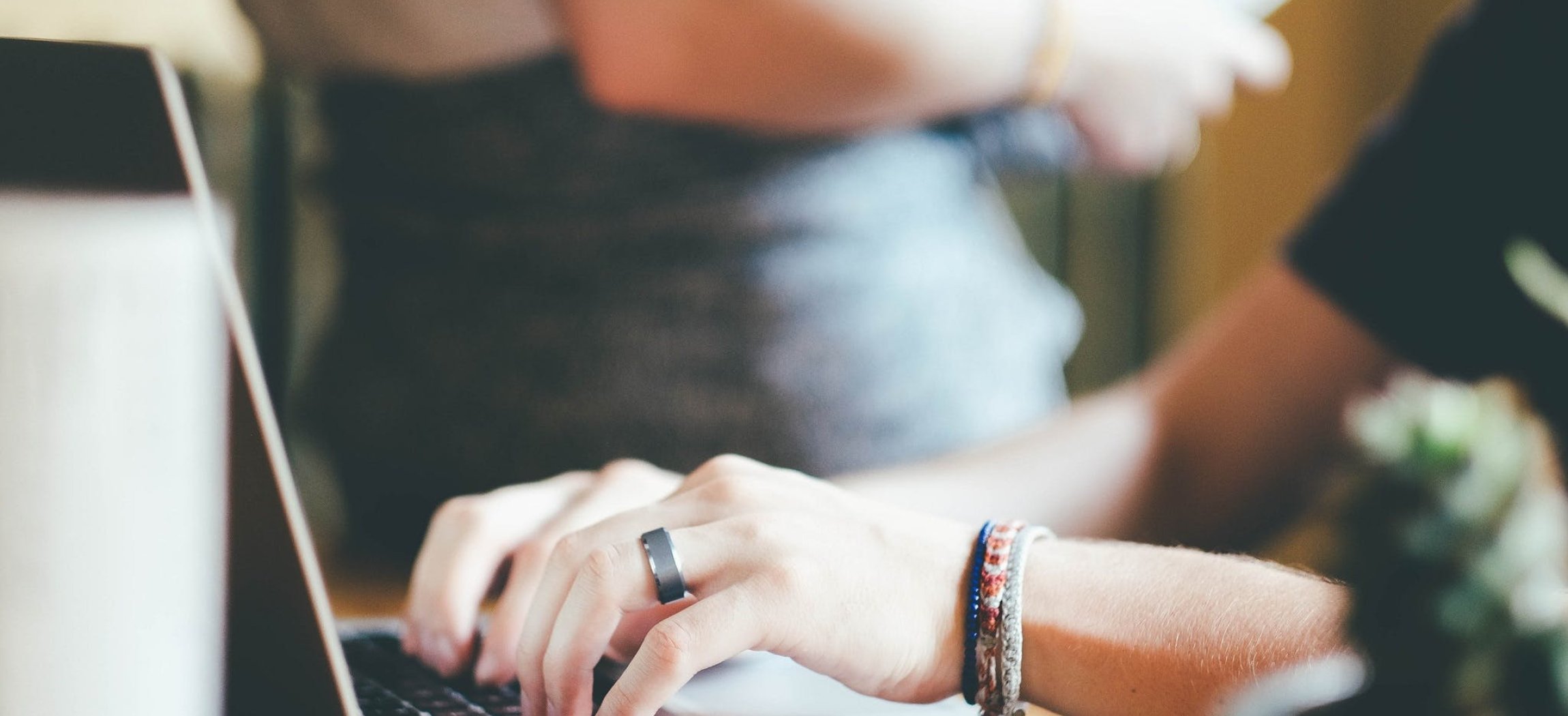 Dame achter laptop die email verstuurt