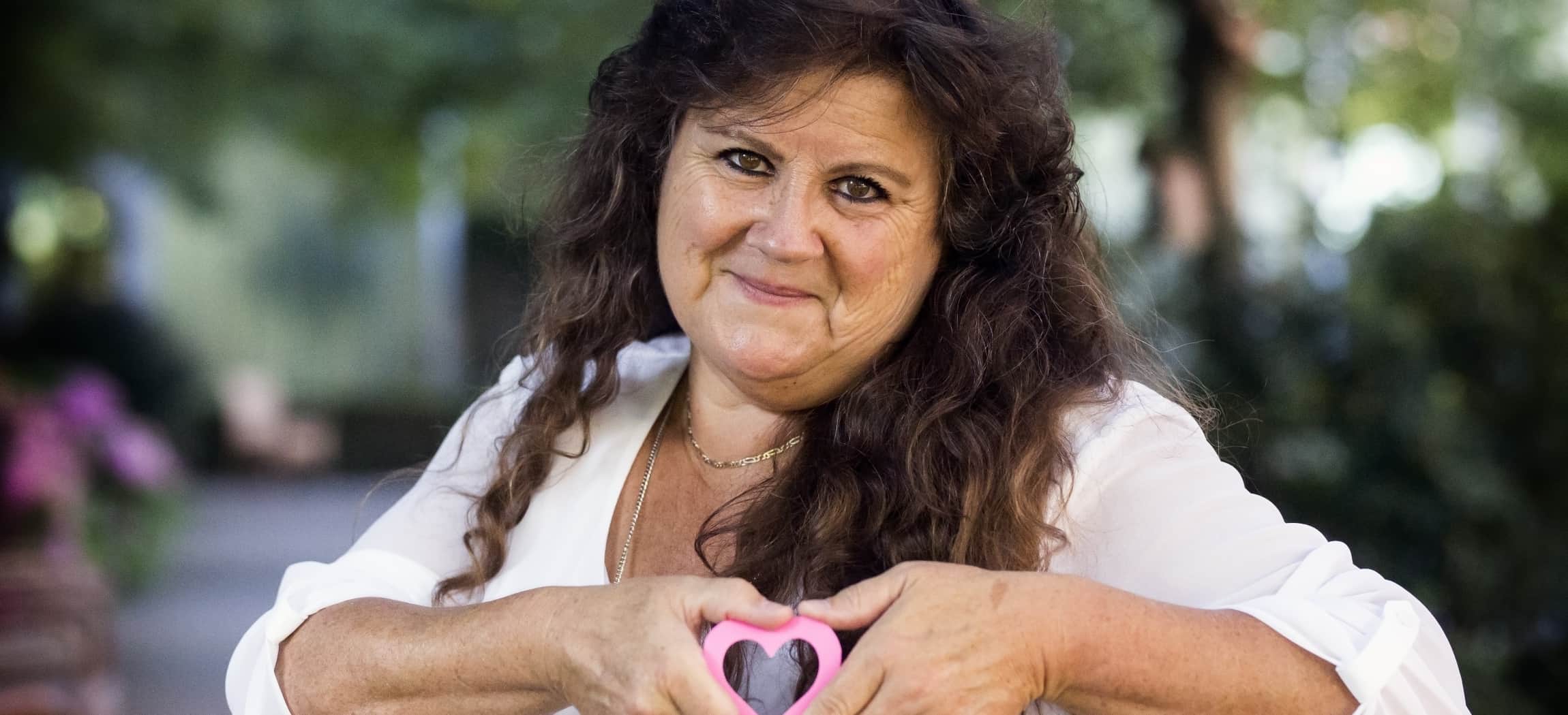 Vrouw laat zelfgemaakt hartje zien
