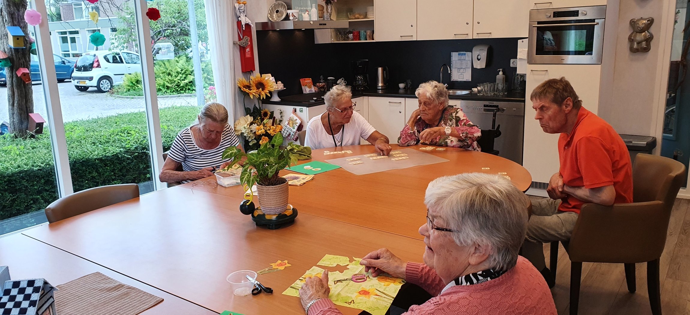 Deelnemers Dagbesteding Groenelaan lachend in de zon