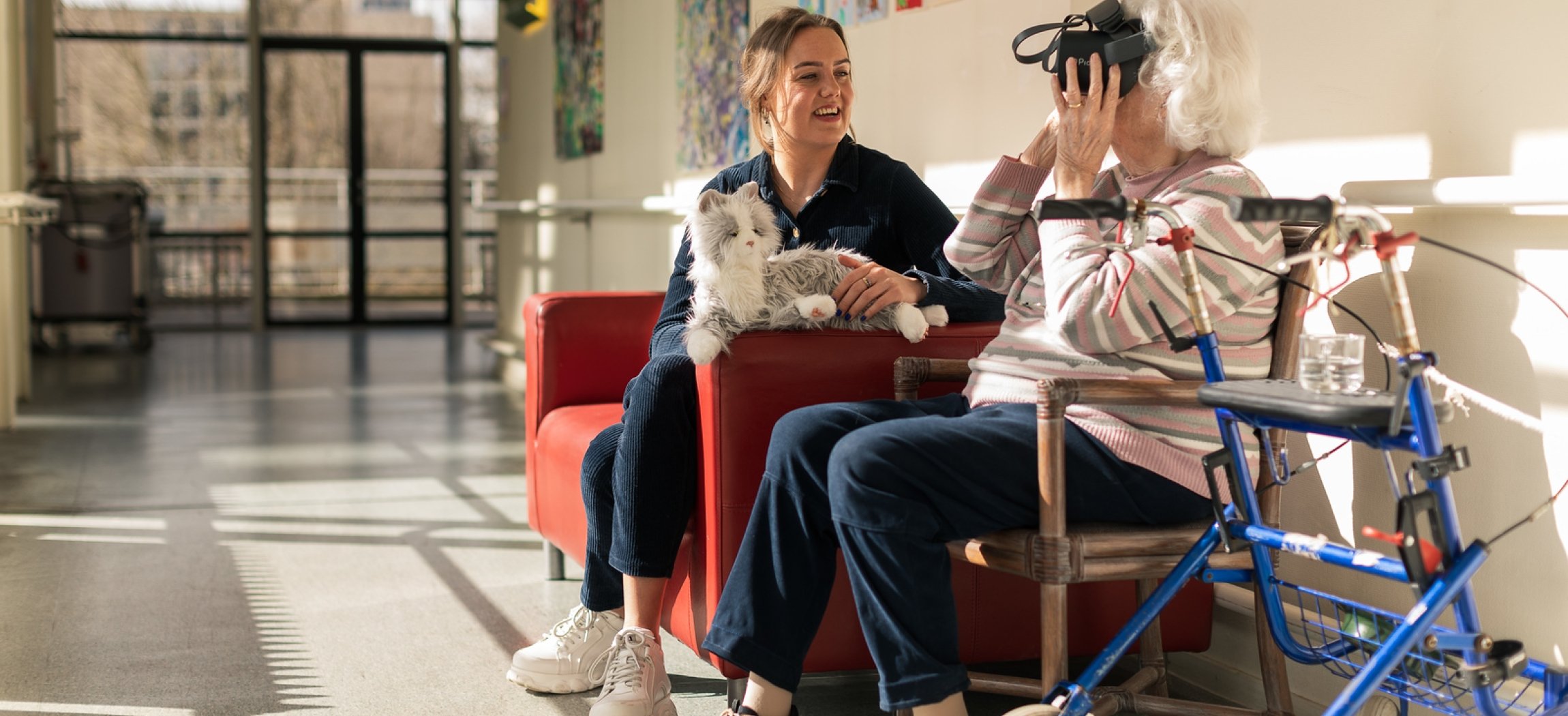 medewerker met client samen met robotkat