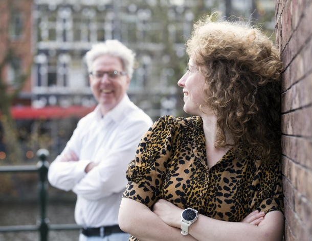 René en Daphne van de participatieraad De Makroon staan buiten op de gracht
