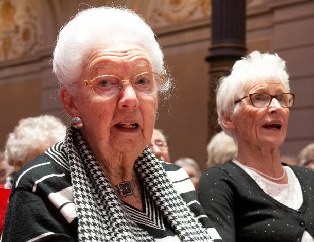 Zingende dames tijdens het Amstelring Kerstconcert 2018 in het Concertgebouw Amsterdam