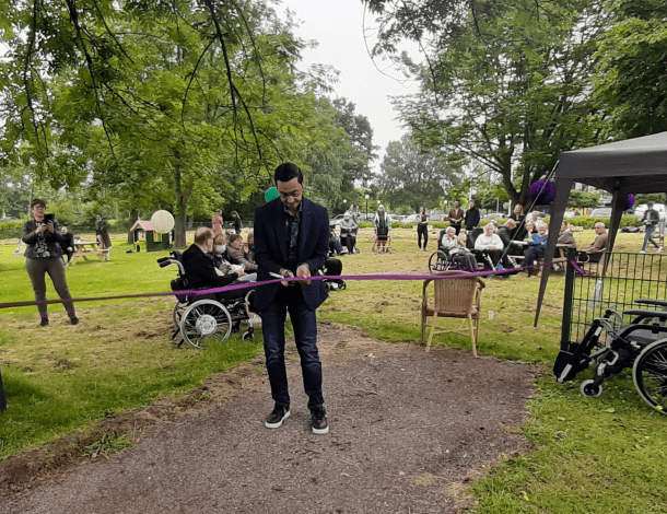 Fouad Sidali, wethouder in Haarlemmermeer opent de Buurtbieb en Holmtuin in Bornholm Hoofddorp