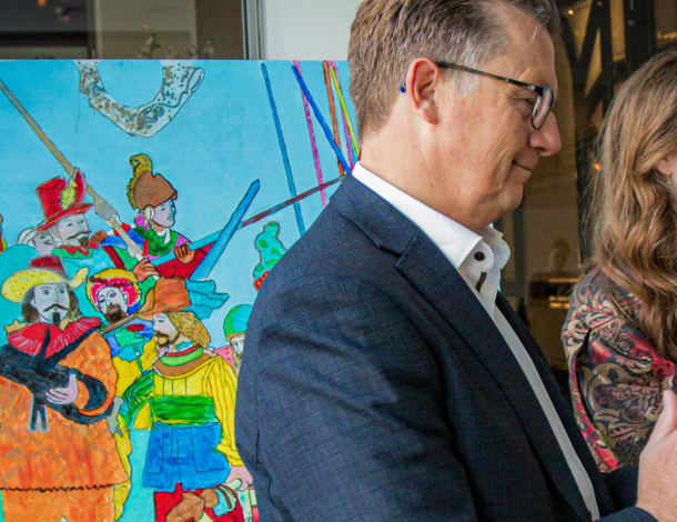 Het door ouderen nageschilderde schilderij De Nachtwacht is geveild en de opbrengst gaat naar giro 555 voor hulp aan Oekraïne