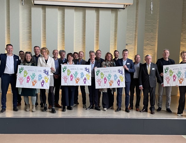 Ondertekenaars van het manifest ‘Samen leven, wonen en zorgen in Haarlemmermeer’ staan op het podium