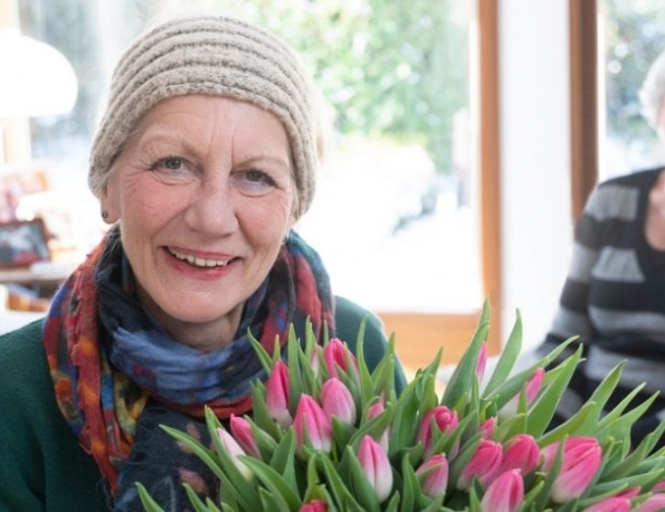 Manja Bunschoten van Amstelring Wijkzorg met een bos tulpen in haar handen