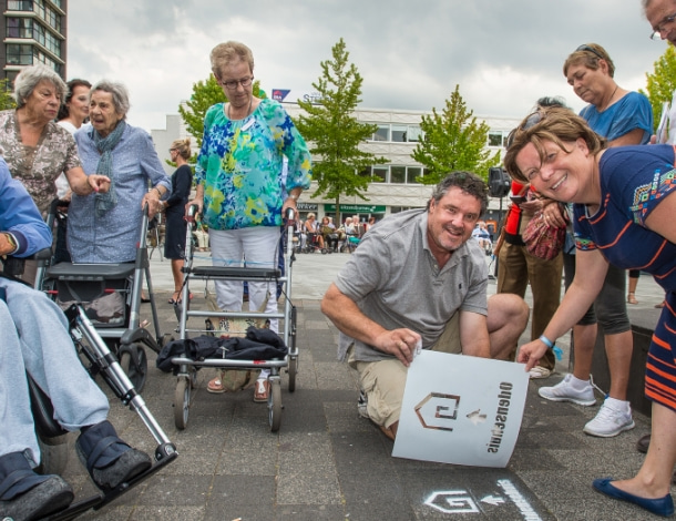 Stadsdeelbestuurder Esther Lagendijk opent de looproute tussen het Odensehuis en Winkelcentrum Boven IJ in Amsterdam Noord