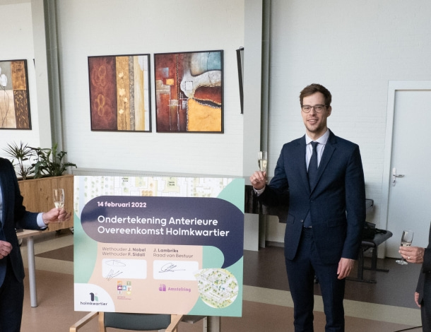 Jeroen Lambriks, bestuurder van Amstelring en wethouders heffen een glas op de ondertekening van de overeenkomst