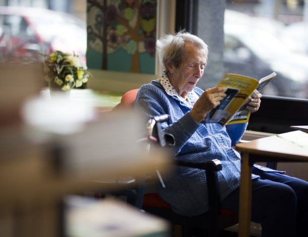 oudere dame leest