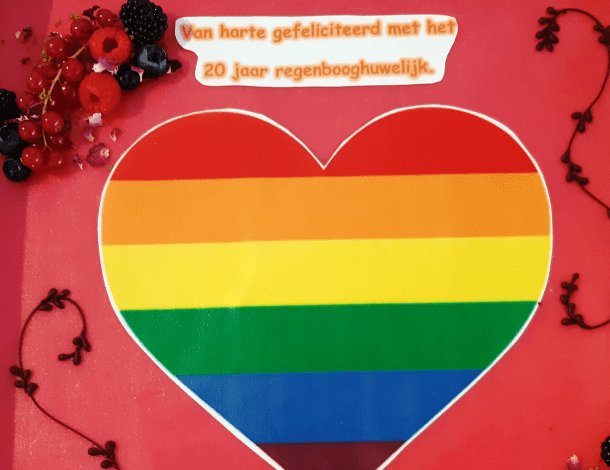 Taart ter ere van het feit dat 20 jaar geleden het eerste regenbooghuwelijk ter wereld in Amsterdam plaatsvond.