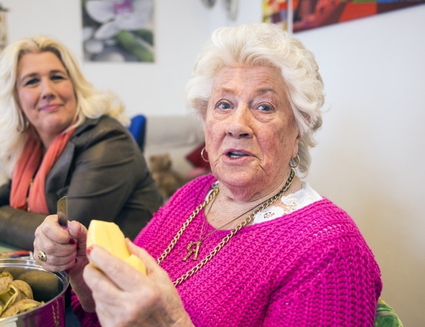Oudere vrouw schilt aardappelen, vers bereidde maaltijden in verpleeghuis Leo Polak Amsterdam Nieuw West