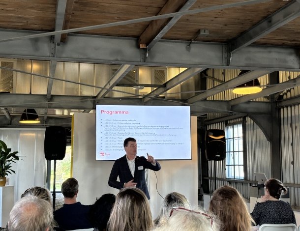 Jeroen als host tijdens de Sigra-conferentie ‘Duurzaamheid in Zorg en Welzijn